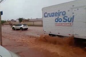 Morador lamenta alagamento na Rua da Divisão 