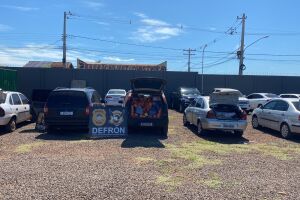 Polícia apreende carga de roupas, relógios e cigarros contrabandeados; 2 fugiram