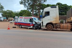 Mulher morre e homem fica gravemente ferido em batida entre ambulância e carreta