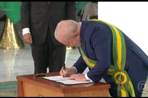 Lula assina revogação de processos de privatização