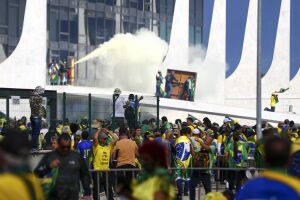 Bolsonaristas radicais vandalizaram prédios e atacaram a Polícia