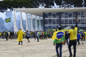 Imagens inéditas de câmeras de segurança mostram invasão do STF (vídeo)