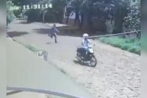 Momento que pai está perto de alcançar ladrão 