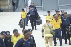 Presos em flagrante entregaram celulares
