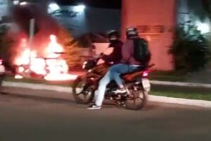 Carro pega fogo na Cônsul Assaf Trad e assusta campo-grandenses (vídeo)