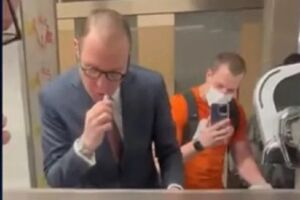 Homem que ameaçou advogado de Lula em aeroporto é indiciado por três crimes