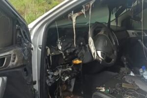 Raio 'derrete' camionete por dentro na BR-020, em Goiás