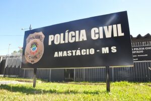 Mulher surta, ameaça os pais com canivete e vai presa em Anastácio