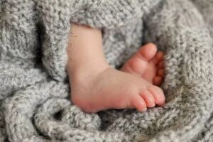 Bebê cai de caminhão em movimento e morre atropelado em Curitiba 