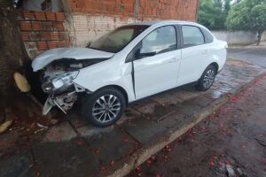 Motorista de táxi passa mal e bate em árvore em Aquidauana