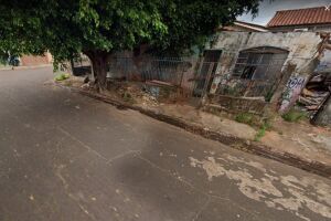 Casa abandonada vira lixão e covil de animais peçonhentos no Bonança