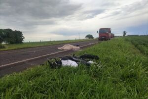 Motociclista morre após bater de frente com carreta em Ivinhema 