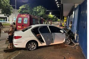 Motorista perde controle, atinge carro parado e depois bate em muro em Nova Andradina