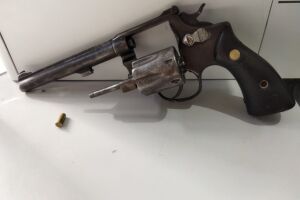 Mulher tenta atirar no marido e agredir filha a marteladas em Corumbá