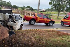 A parte da frente do veículo ficou totalmente destruída 