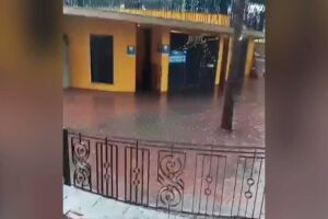 Chuva alaga banheiros e vaza esgoto na Praça Ary Coelho (vídeo)