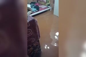 Casal pede doações para bebê após perder tudo em enchente no Noroeste
