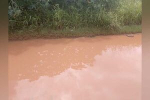 Rua vira lagoa e moradores pedem asfalto no Estrela Park (vídeo)