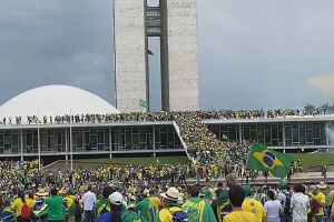 Bolsonaristas entram em confronto com a polícia e sobem rampa do Congresso Nacional (vídeo)