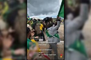 Policial é tirado a força e agredido por manifestantes