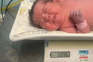 Bebê 'gigante' nasce com 5 kg e deixa mãe surpresa 