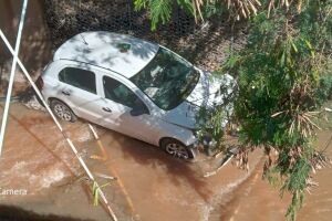 Carro foi parar dentro do córrego após o acidente