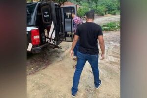 Polícia prende acusado de invadir casa e estuprar mulher ao lado de criança especial