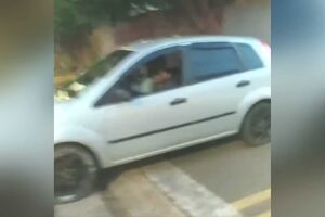 Carro estava parado na esquina