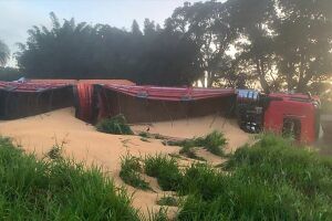 Motorista dorme e tomba caminhão na BR-163