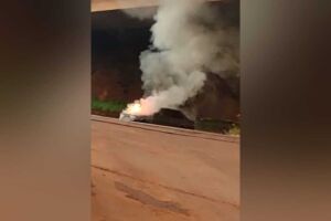 Carro pega fogo no mesmo viaduto onde caminhão de gás caiu na Duque de Caxias (vídeo) 