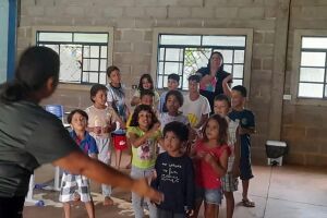 Projeto entrega kits para famílias carentes e vai iniciar aulas para adultos no São Conrado 