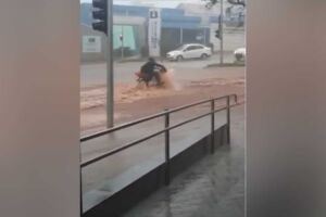 GCM salva motoqueiro arrastado por correnteza em Campo Grande (vídeo)