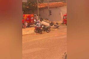 Carro capota e mobiliza equipes do Corpo de Bombeiros na Dom Aquino