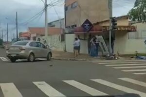 Motociclista ficou caído na pista