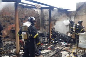 O Corpo de Bombeiros foi acionado para conter as chamas que começaram na fiação