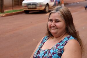 Moradora Maria Cícera Pires comemora o asfalto no bairro