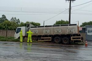 Carreta com carga de peixes fica presa em valeta da BR-163, em Caarapó