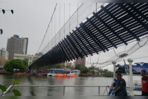 Uma pessoa segue desaparecida após ponte ceder no Sul