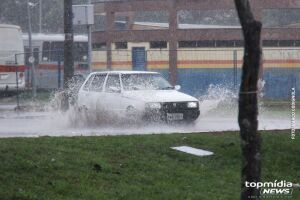 Chuva chega em Campo Grande e refresca o dia de folga dos trabalhadores (vídeo)