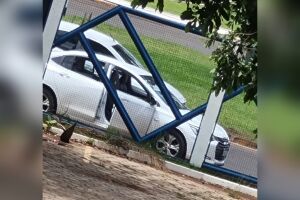 Carro ficou parado na via após ser atingido pela motocicleta 