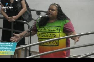 Professora se manifestou durante audiência pública
