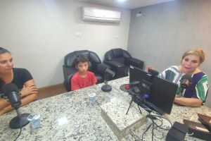 Com medo de que filho de 10 anos perca a perna por câncer, mãe de Três Lagoas pede ajuda