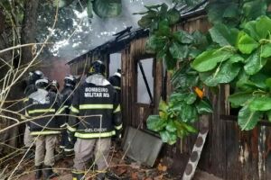 Casa é completamente destruída após incêndio em Três Lagoas