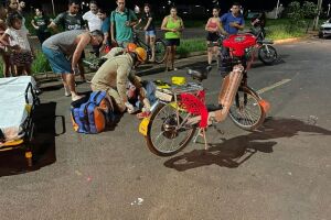 Idosa fica ferida ao bater bicicleta elétrica contra motocicleta em Nova Andradina