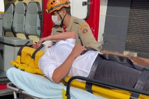 Carro faz manobra para entrar em garagem e deixa motociclista ferida em Nova Andradina