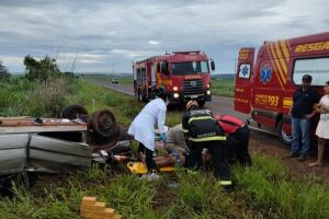 Capotamento deixa família ferida; criança é uma das vítimas