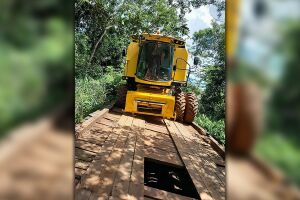 Roda de colheitadeira quebra ponte de madeira que dá acesso a distrito de Campo Grande (vídeo)