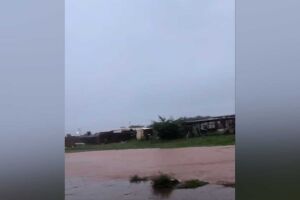 Rua vira rio após chuvarada no Portal Caiobá (vídeo)