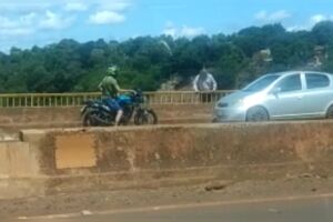 Empres&aacute;rio se joga de ponte e morre na fronteira