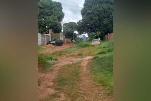 Ruas sem asfalto dificultam locomoção de quem é cadeirante no Caiobá (vídeo)